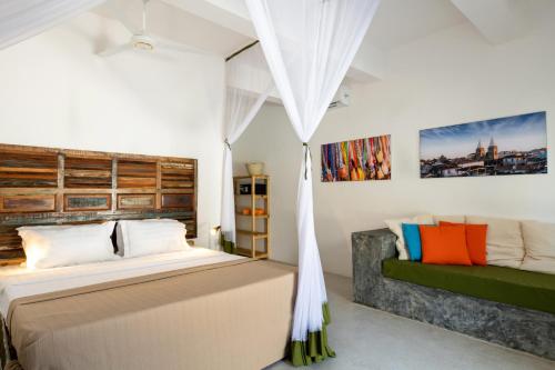 江比阿尼的住宿－Casa Beach Hotel "Casa Del Mar"，一间卧室配有一张床和一张沙发