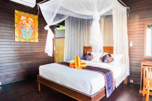 Postel nebo postele na pokoji v ubytování Sunrise Ocean Hut's Lembongan