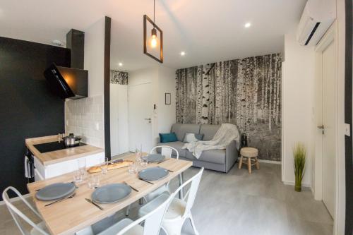 Gallery image of APPART-HOTEL n 4 calme avec terrasse, Wi-fi haut débit, petit-déjeuner, room-service et parking privé in Chouzelot