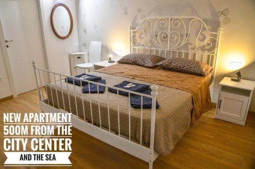 Un nuevo apartamento en el centro de la ciudad y el dormitorio spa con una cama en Luna di Cittá, en Fano