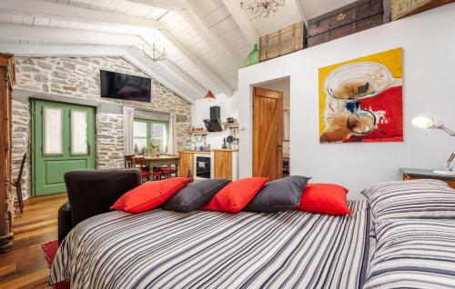 - une chambre avec 2 lits et des oreillers rouges dans l'établissement Ema, à Buzet