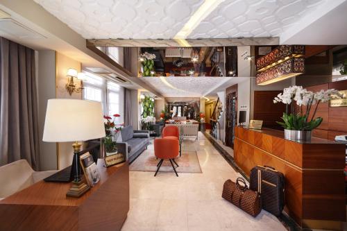 una hall di un hotel con soggiorno di Almina Guest House a Istanbul