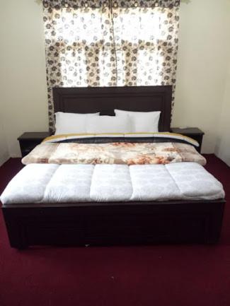 Postel nebo postele na pokoji v ubytování Hunza Regency Inn