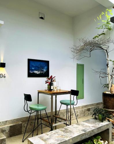 Una televisión o centro de entretenimiento en Côn Đảo House