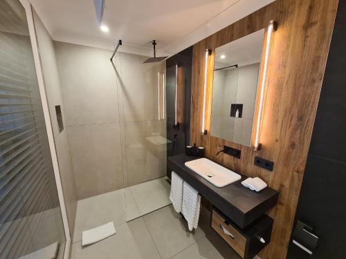 a bathroom with a sink and a shower at DAS KEHRS - Hotel auf dem Petersberg in Erfurt
