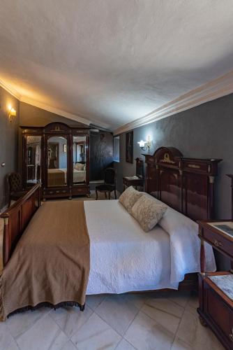 a bedroom with a large bed in a room at Casa Palacio el Caballero de Malta in Úbeda
