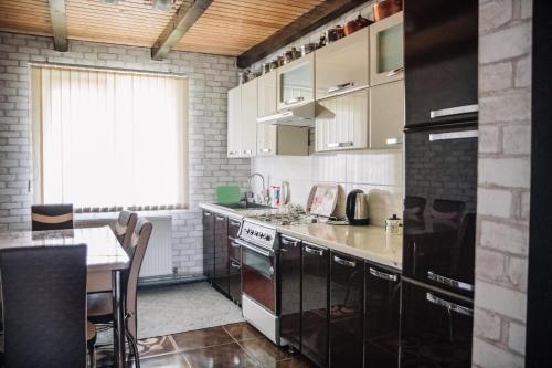 Una cocina o cocineta en Стежка в гори