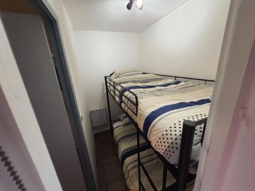 En eller flere senge i et værelse på APPARTEMENT SUR LE PORT DE Gruissan