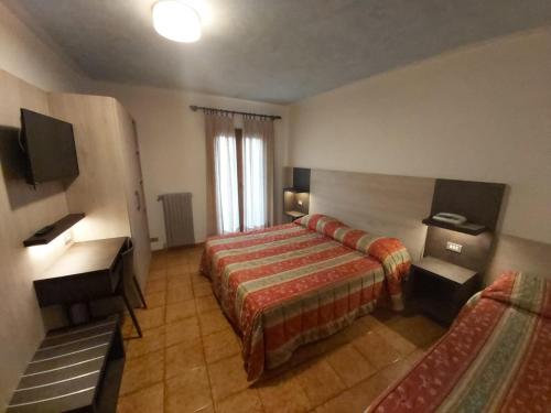 Habitación de hotel con cama y escritorio en Albergo Ristorante K2 en Abetone
