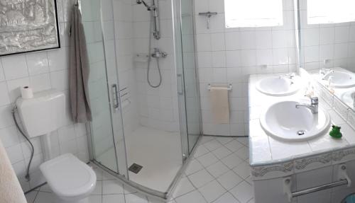 Castelo do Mar, 3 bedroom villa with private pool in large garden, 400m to beach and close to village photo 3
