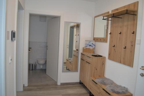 La salle de bains est pourvue d'un lavabo et d'un miroir. dans l'établissement Apartment Uggowitzer, à Drobollach am Faakersee