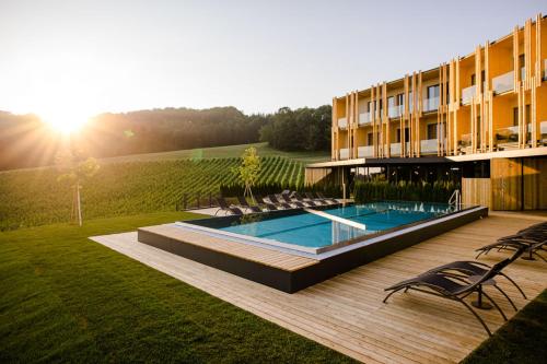 een hotel met een zwembad en een gebouw bij Ratscher Landhaus in Ratsch an der Weinstraße