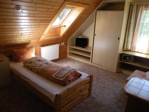 Säng eller sängar i ett rum på Hotel Lesní dům