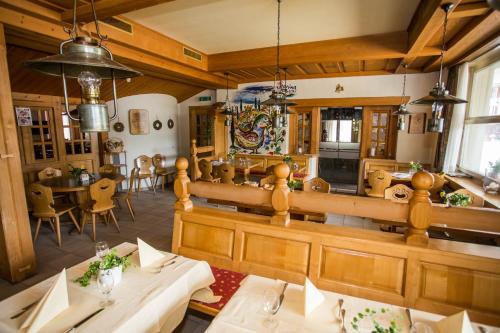 Ein Restaurant oder anderes Speiselokal in der Unterkunft Hotel Sonne Interlaken-Matten 