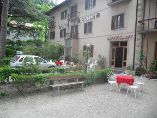 a table and chairs in front of a building at Albergo Giardino in Badia Prataglia