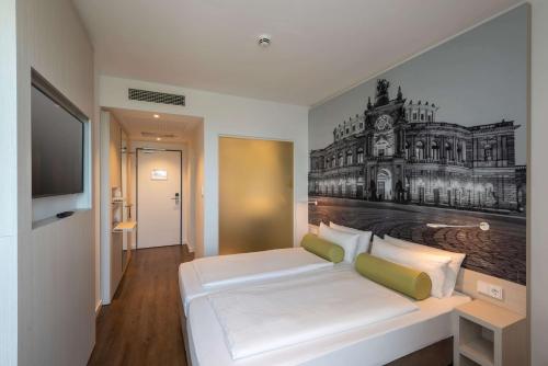 En eller flere senge i et værelse på Super 8 by Wyndham Dresden