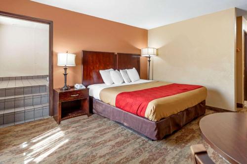 A bed or beds in a room at Econo Lodge Black Hills