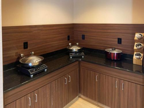 una cucina con due pentole e padelle su un bancone di Comfort Inn & Suites Ankeny - Des Moines ad Ankeny
