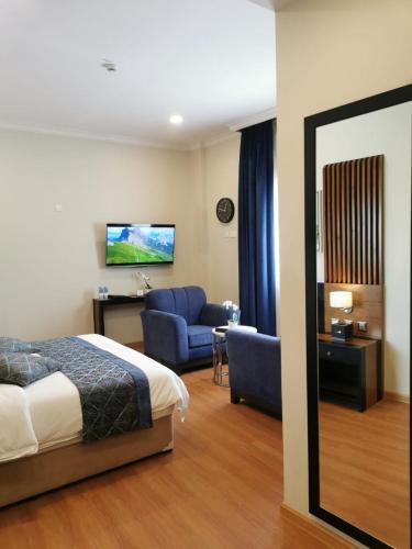 Tripper Inn Dammamにあるテレビまたはエンターテインメントセンター