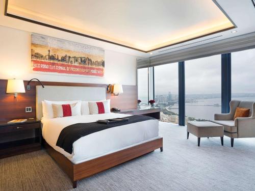 Кровать или кровати в номере Fairmont Baku, Flame Towers