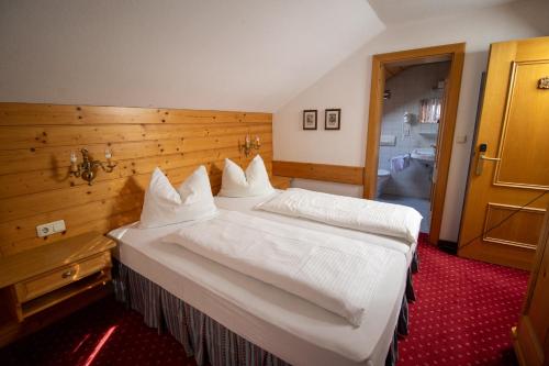 A bed or beds in a room at Gasthaus Überfuhr