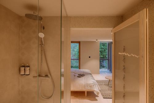 博希尼的住宿－渤興酒店，带淋浴的浴室和1张床