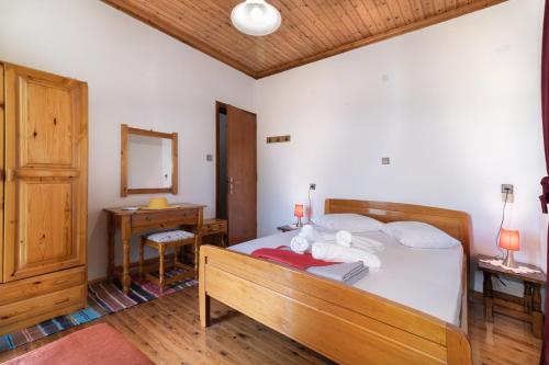 sypialnia z łóżkiem, biurkiem i lustrem w obiekcie La Olga Apartment Lefkada w mieście Sívros