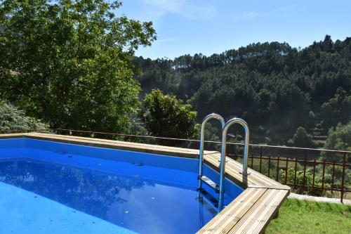 a swimming pool with a view of the mountains at Casa da Fândega in Loriga