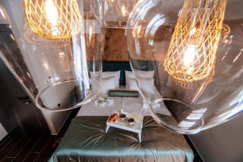 einen Tisch mit einem Teller mit Essen und Lichtern in der Unterkunft Luxury Rooms VINDEMIÆ in Zadar