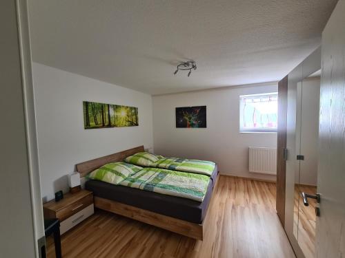 a bedroom with a bed and a window at Ferienwohnung 's Stüble in Schonwald im Schwarzwald