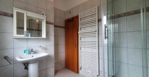 een badkamer met een wastafel en een glazen douche bij Juli No3 & No4 in Mugeba
