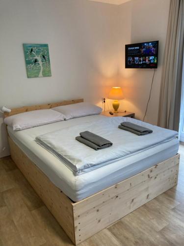 a bed in a room with avertisement for w obiekcie Hejnice Retreat w mieście Hejnice