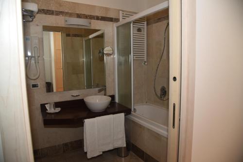 a bathroom with a sink and a mirror and a tub at HOTEL DUCA D'AOSTA in Mogliano Veneto