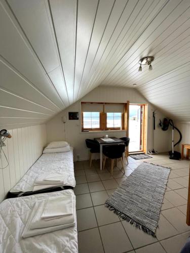 Postel nebo postele na pokoji v ubytování Midnattsol rom og hytter