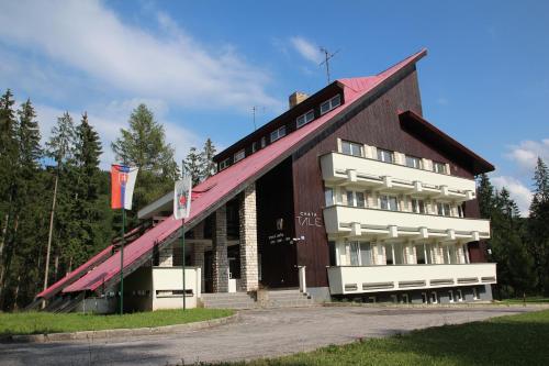 un gran edificio con techo rojo en Chata Tale - Dom Horskej služby en Tale