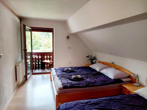 Una cama o camas en una habitación de Apartments Sušnik