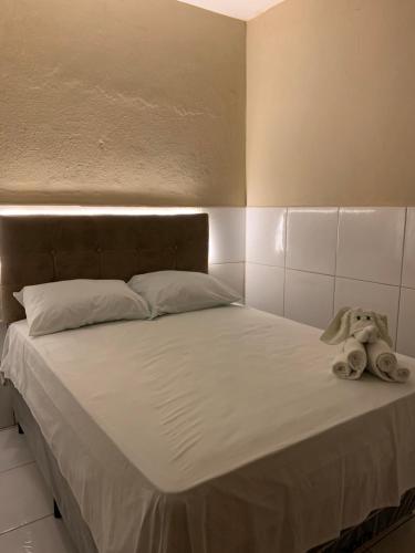 łóżko z pluszakiem siedzącym na nim w obiekcie Casa Praia São José Maragogi 50m Mar w mieście São José da Coroa Grande