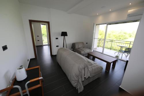 sala de estar con cama y balcón en Villa Goriza Prestige, en Ohrid
