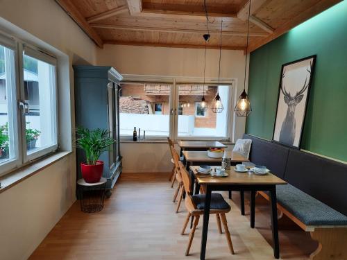 Ferienhaus Enzian في براغراتين: غرفة طعام مع طاولة وكراسي