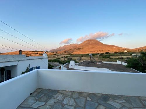 vistas a una montaña desde el techo de una casa en Volto, en Mirsíni