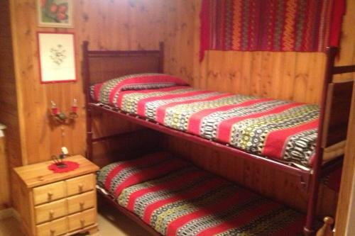 a bedroom with two bunk beds and a dresser at Esclusivo chalet immerso nel verde in Filettino