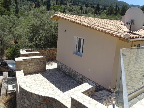a house with a stone walkway next to a building at Villa Avlaki in Vlikhon