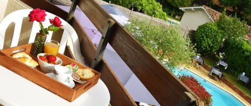 Getränke in der Unterkunft L'Etape Gasconne