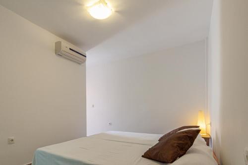 拉曼加戴爾馬爾梅納的住宿－Soling 19，一间卧室配有一张带枕头的床