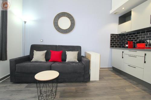 un salon avec un canapé noir et une table dans l'établissement ALC - MOL6 - 9 min Palais and 5 min Beaches, à Cannes