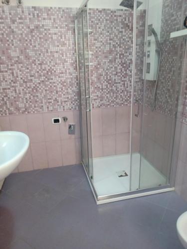 La salle de bains est pourvue d'une douche et d'un lavabo. dans l'établissement House 123, à Sorso