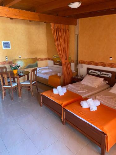 Un pat sau paturi într-o cameră la Village Dimopoulos