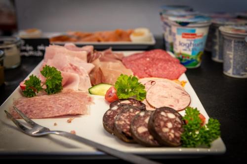 ホテルの敷地内または近くでの食事または食べ物