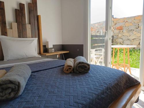 1 dormitorio con 1 cama con toallas en Gouves Sunset apts, en Gouves