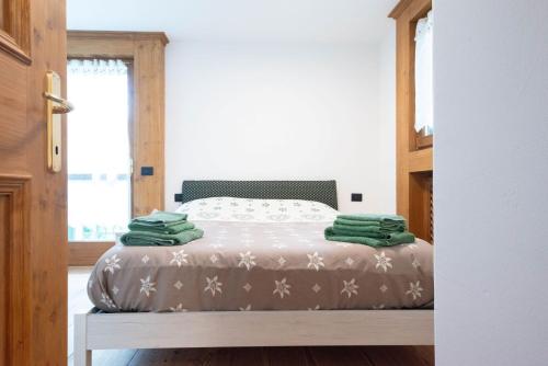 Un pat sau paturi într-o cameră la Appartamento 4 posti letto